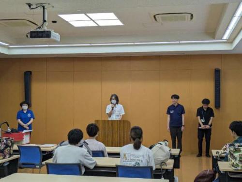到着式で福祉保健課長が挨拶をしている様子