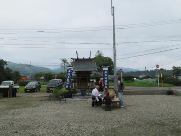多賀神社の神社の前で複数の男女が夏の催事の準備をしている写真