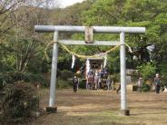 山の中の開けた場所にある水分神社の鳥居の正面からの写真