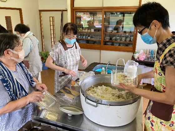 川原公民館での調理風景