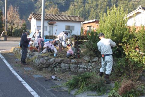 複数の男女が花壇の除草を行っている写真