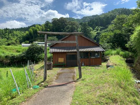 晴れた日の鳥居の後ろにある公民館の写真