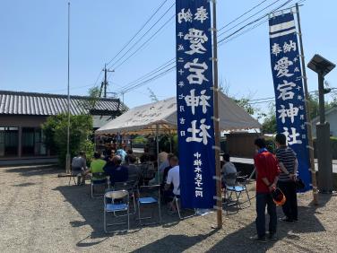 愛宕神社と書かれた青いのぼりが二本立っておりその奥のテントに住民の皆さんが集まっている写真