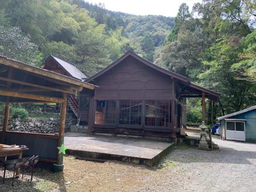 木で囲まれた森の中にある神社の外観写真