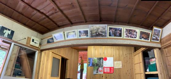 交流の場の建物の中にある欄間の上の壁に複数の写真が額縁に入って飾られている写真
