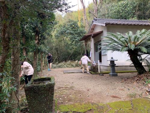 小屋の周りを掃除している人たちの写真