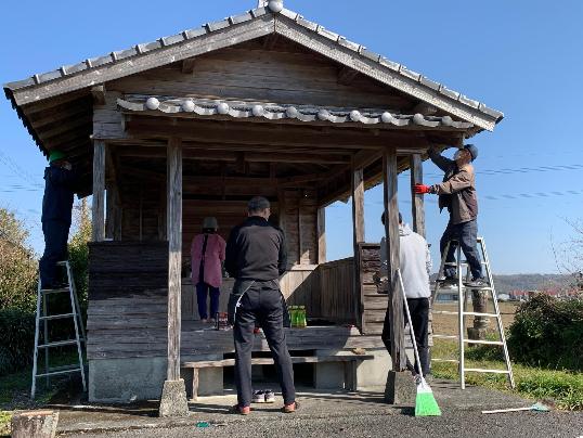 重木のお堂の塗装