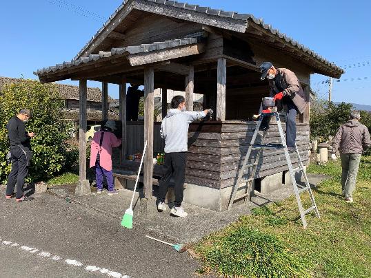 重木のお堂の塗装作業