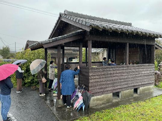 雨の中、子供たちを見守る親御さん