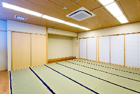 木の天井に畳が敷かれていてふすまがある室内の写真