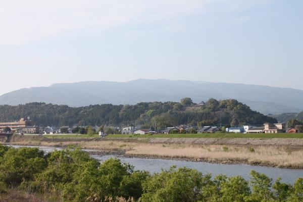 山間部の住宅街の真ん中に川が流れている写真