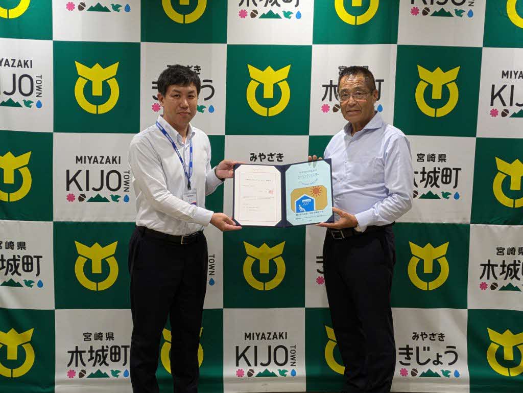 左から、高鍋信協金庫 木城支店 支店長と木城町長