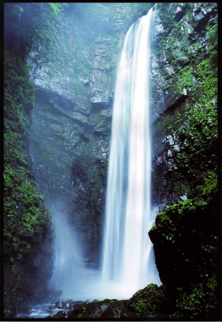 大きな滝で水が真下の滝壺へ落ちている写真