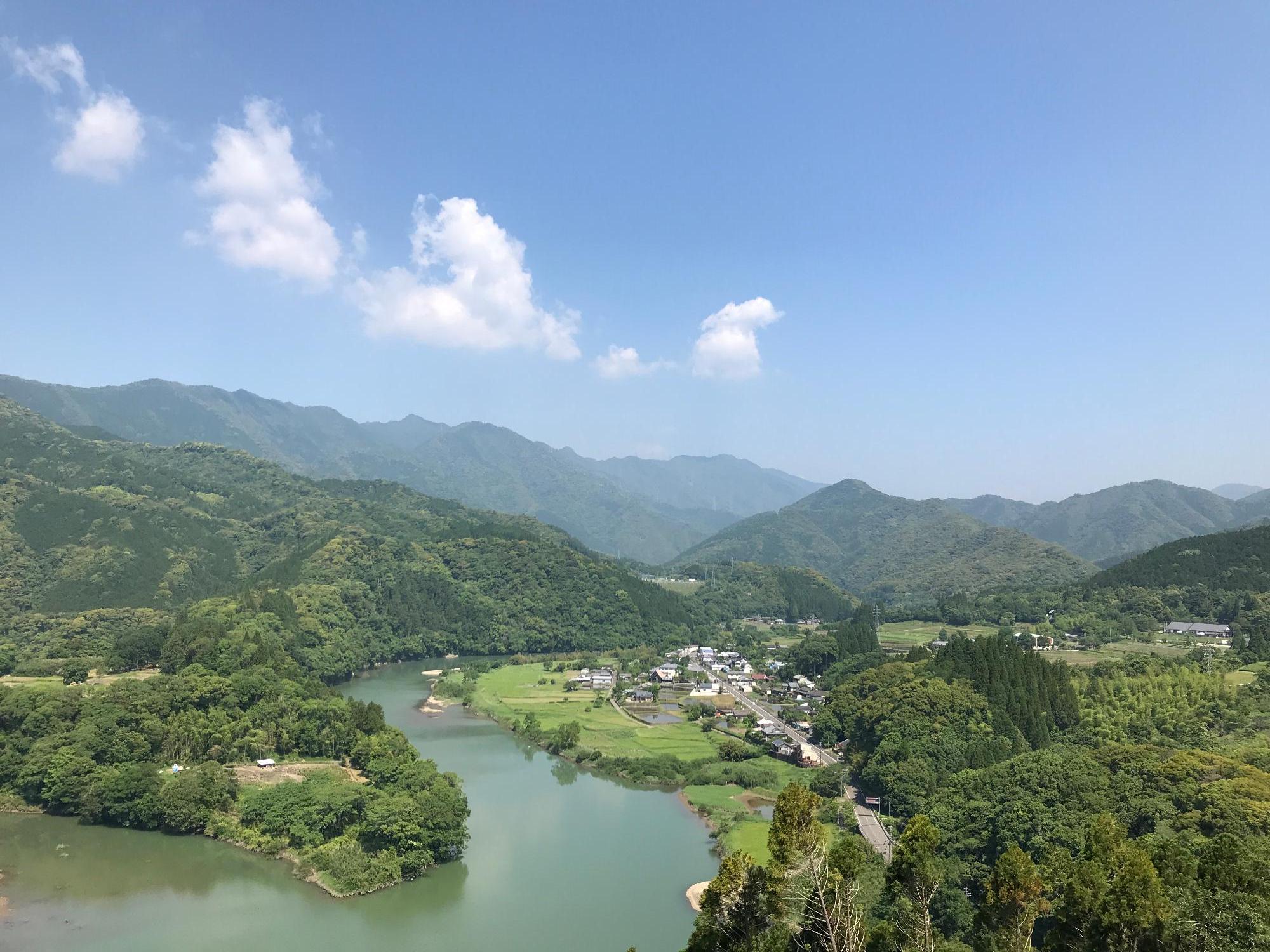 山々と湖と青空が見える見晴らしの良い風景の写真