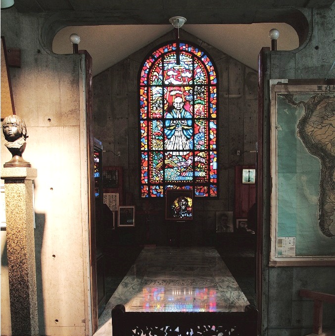 色とりどりのステンドグラスが展示されている石井十次資料館の内部の写真